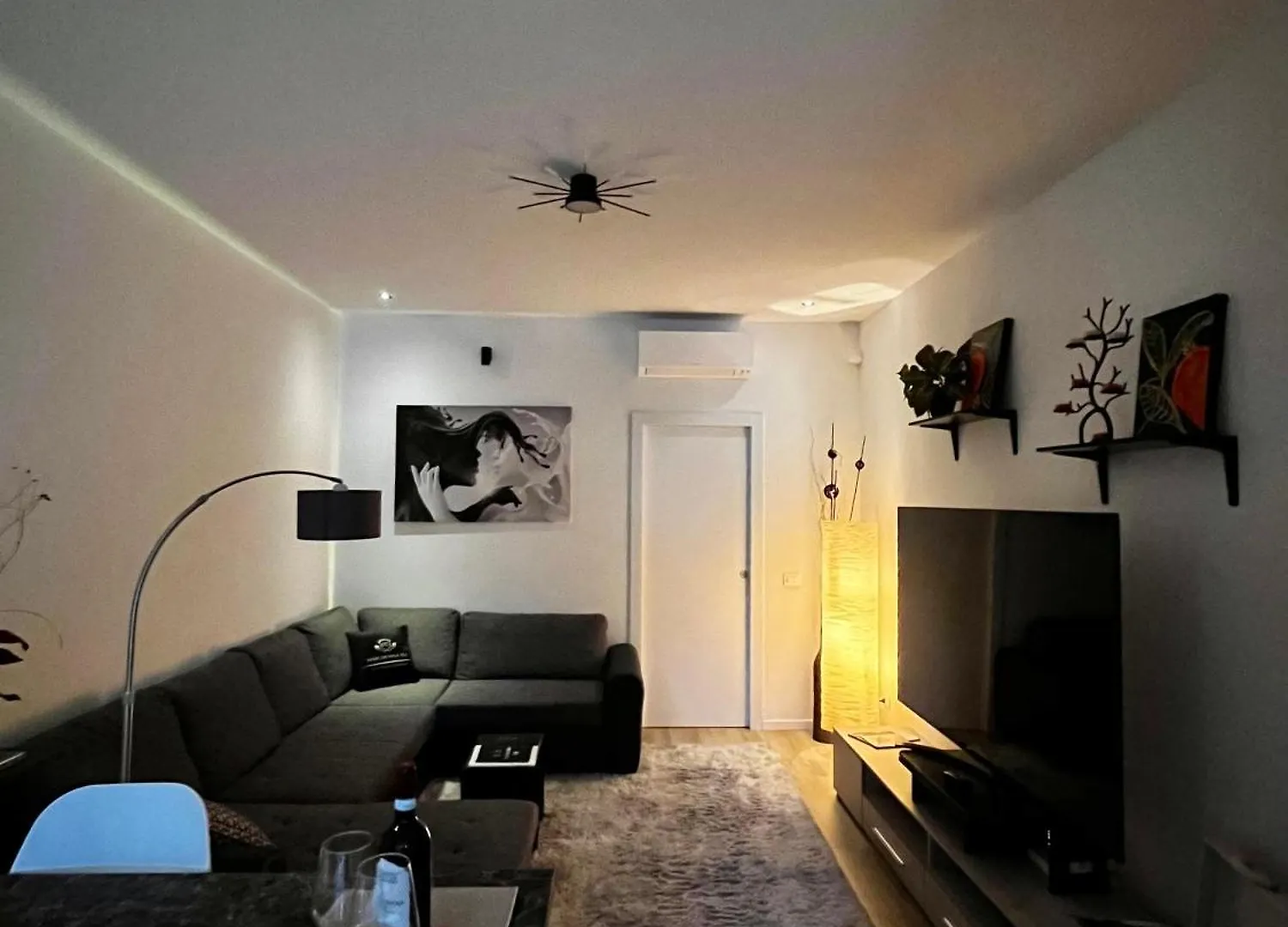Yea - Your Exclusive Loft Next To Milan Central Station contacts